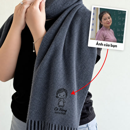 Khăn choàng xám đậm thêu ảnh cô giáo kèm tên – quà 20/11 Dear eM