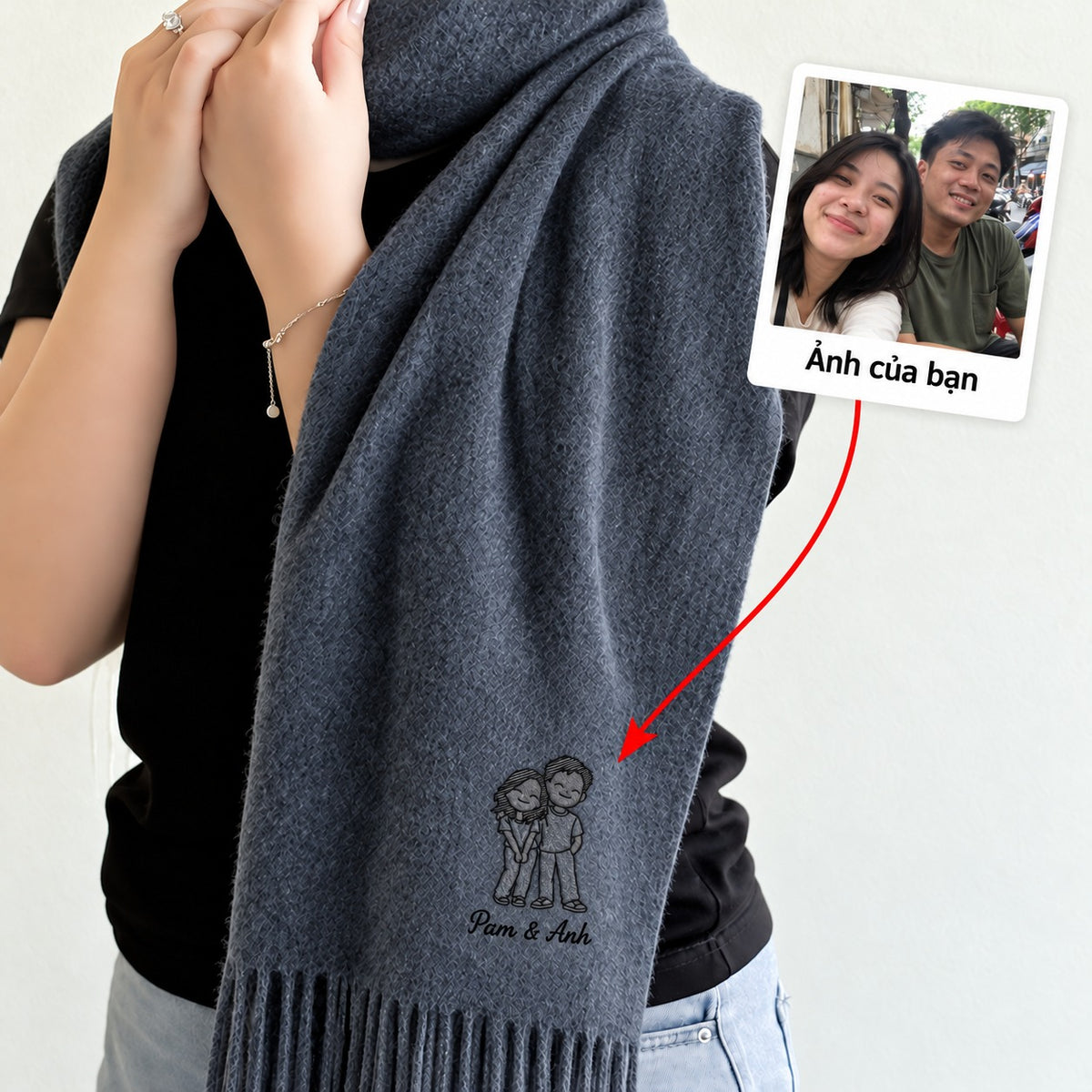 Khăn choàng xám đậm thêu ảnh chân dung vẽ tay kèm tên, chỉ đen – Dear eM