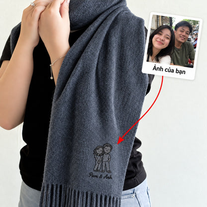 Khăn choàng xám đậm thêu ảnh chân dung vẽ tay kèm tên, chỉ đen – Dear eM
