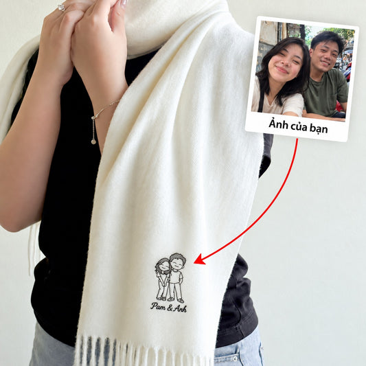 Khăn choàng trắng thêu ảnh chân dung cặp đôi vẽ tay kèm tên Pam & Anh – Dear eM