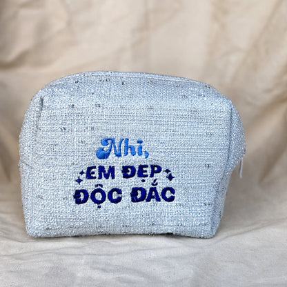 Ảnh thật – Tweed Pouch xanh dương thêu tên Nhi và quote Em Đẹp Độc Đắc – Dear eM