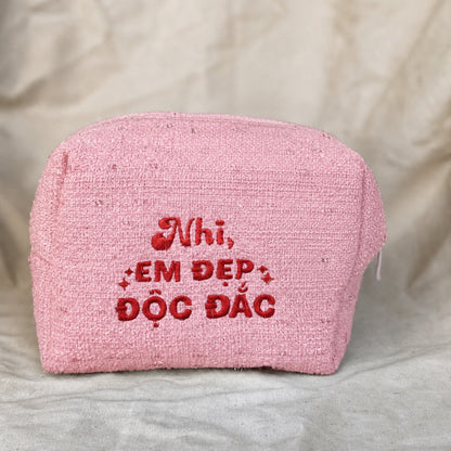 Tweed Pouch không nơ hồng thêu tên và quote Em Đẹp Độc Đắc chỉ đỏ – Dear eM