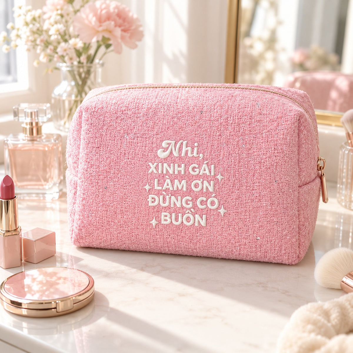 Túi tweed hồng thêu quote Xinh Gái Làm Ơn Đừng Có Buồn trên bàn trang điểm – Dear eM