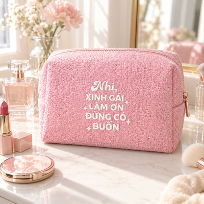 Túi tweed hồng thêu quote Xinh Gái Làm Ơn Đừng Có Buồn trên bàn trang điểm – Dear eM