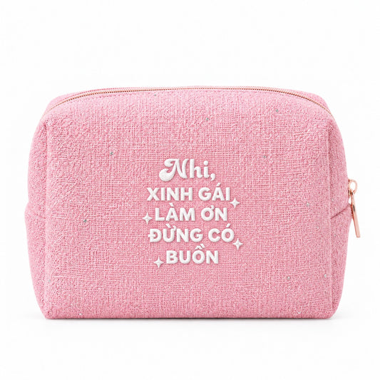 Tweed Pouch không nơ hồng đậm thêu quote Xinh Gái Làm Ơn Đừng Có Buồn kèm tên – Dear eM