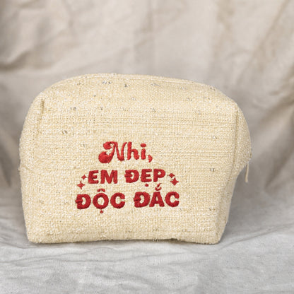 Tweed Pouch không nơ vàng thêu tên và quote Em Đẹp Độc Đắc chỉ đỏ – Dear eM