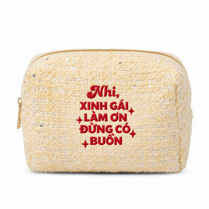 Tweed Pouch không nơ vàng thêu quote Xinh Gái Làm Ơn Đừng Có Buồn chỉ đỏ – Dear eM