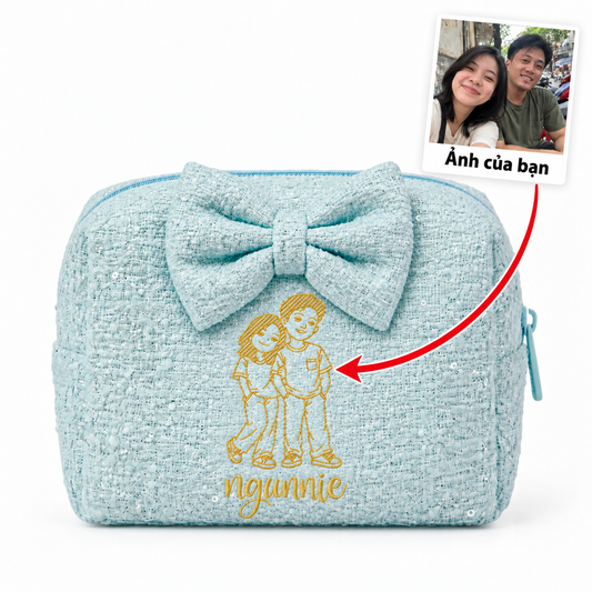 Tweed Pouch có nơ xanh dương thêu ảnh chân dung vẽ tay và tên – Dear eM