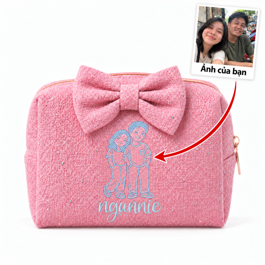 Tweed Pouch có nơ hồng đậm thêu ảnh chân dung vẽ tay và tên – Dear eM