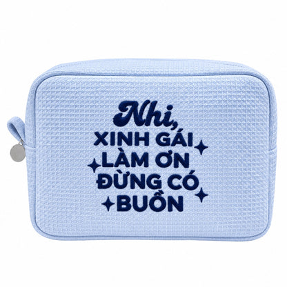 Waffle Pouch Big xanh dương thêu quote Xinh Gái Làm Ơn Đừng Có Buồn kèm tên – Dear eM