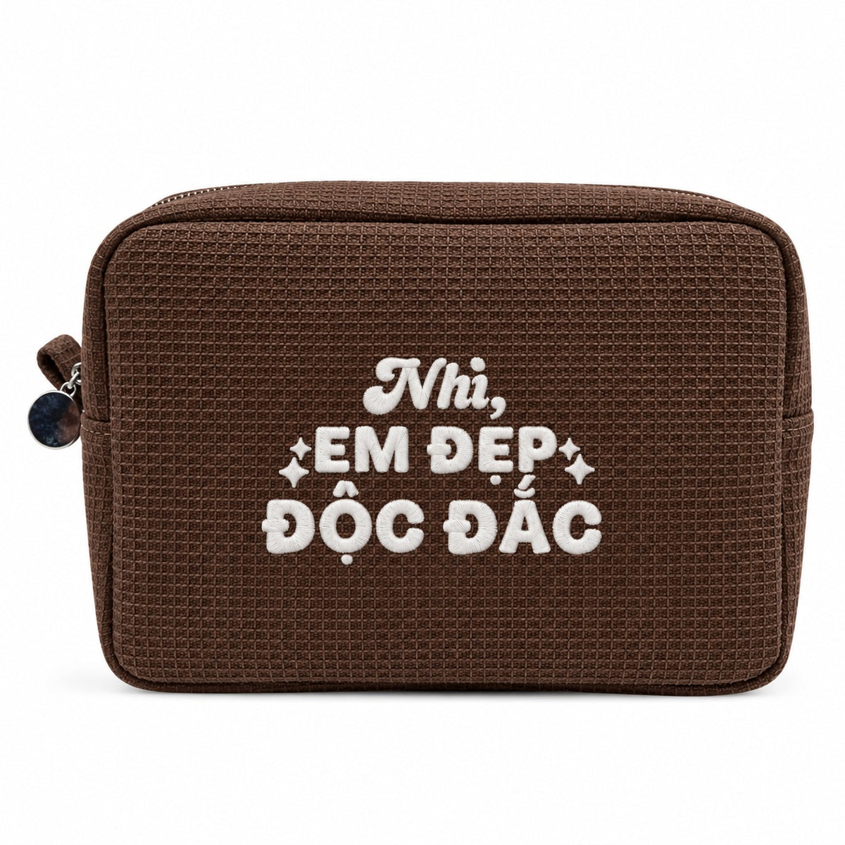 Waffle Pouch Big nâu đậm thêu tên và quote Em Đẹp Độc Đắc chỉ trắng – Dear eM