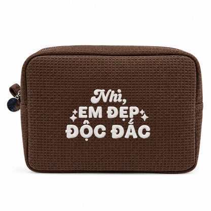 Waffle Pouch Big nâu đậm thêu tên và quote Em Đẹp Độc Đắc chỉ trắng – Dear eM