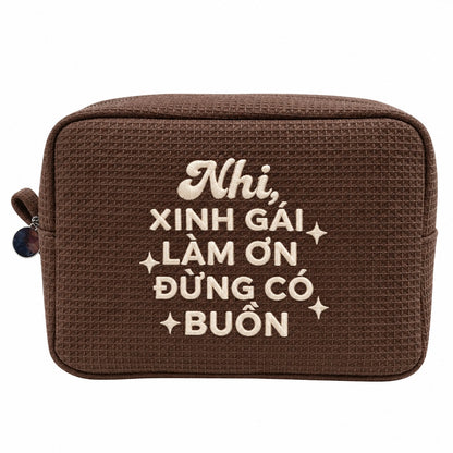 Waffle Pouch Big nâu đậm thêu quote Xinh Gái Làm Ơn Đừng Có Buồn kèm tên – Dear eM