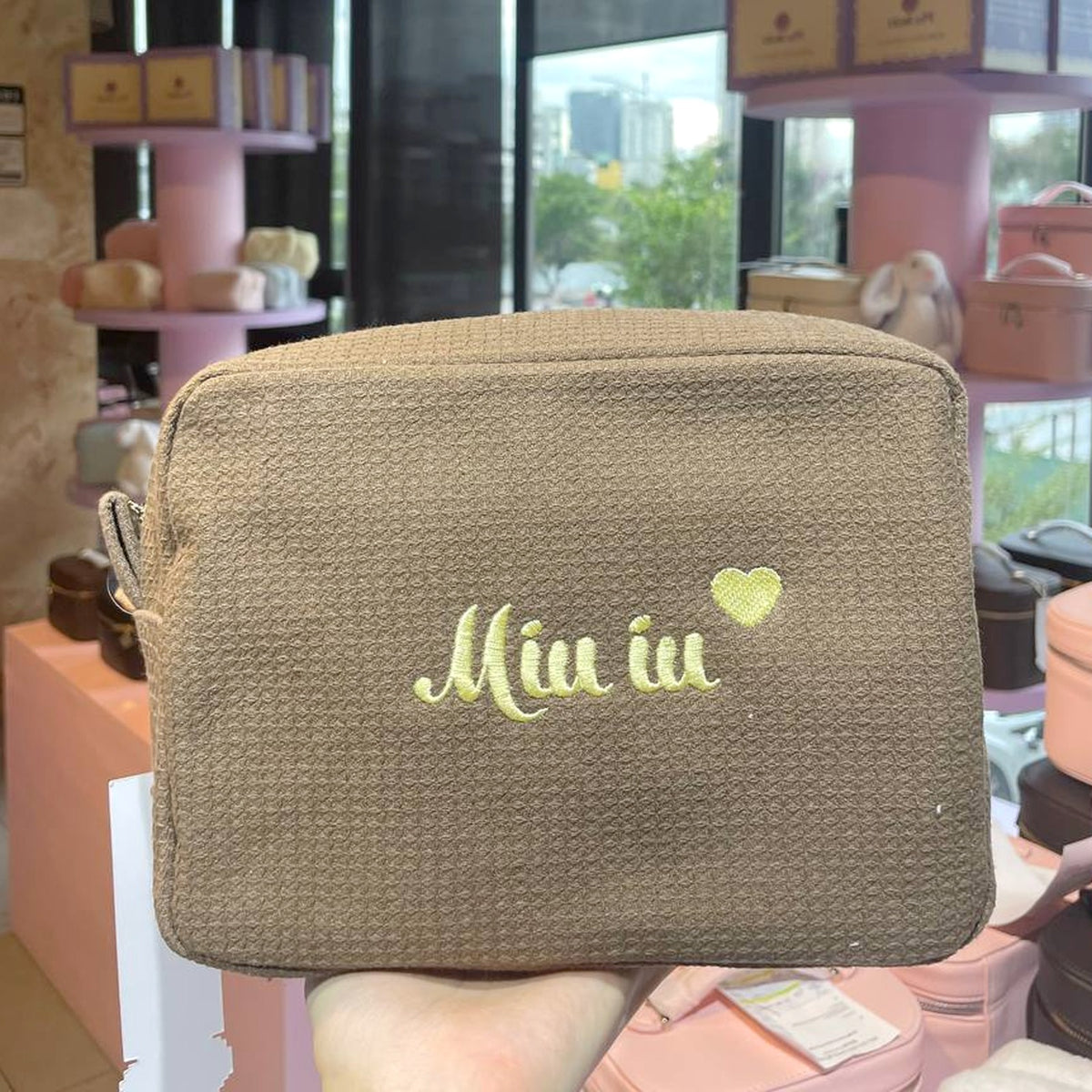 Waffle Pouch nâu đậm thêu tên Miu iu + tim – ảnh thật tại cửa hàng Dear eM