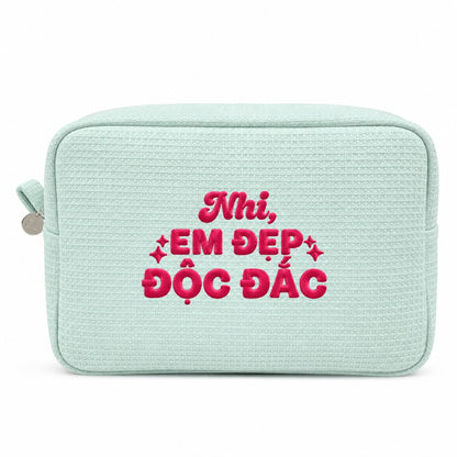 Waffle Pouch Big xanh mint thêu tên và quote Em Đẹp Độc Đắc chỉ hồng đậm – Dear eM