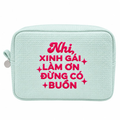 Waffle Pouch Big xanh mint thêu quote Xinh Gái Làm Ơn Đừng Có Buồn kèm tên – Dear eM