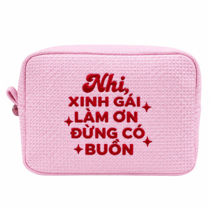 Waffle Pouch Big hồng sáng thêu quote Xinh Gái Làm Ơn Đừng Có Buồn kèm tên – Dear eM
