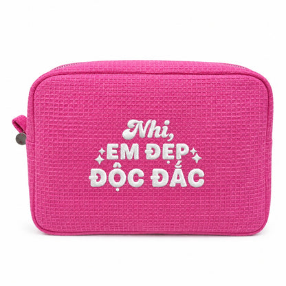 Waffle Pouch Big hồng đậm thêu tên và quote Em Đẹp Độc Đắc chỉ trắng – Dear eM