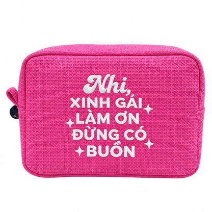 Waffle Pouch Big hồng đậm thêu quote Xinh Gái Làm Ơn Đừng Có Buồn kèm tên – Dear eM