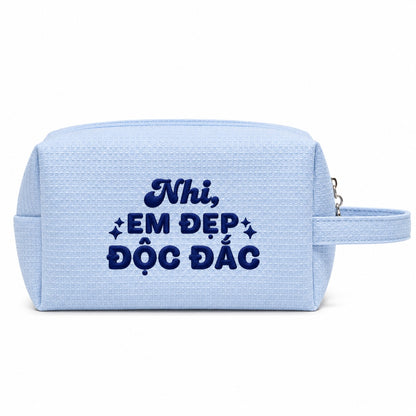 Waffle Pouch Small xanh dương thêu tên và quote Em Đẹp Độc Đắc chỉ navy – Dear eM