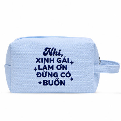 Waffle Pouch Small xanh dương thêu quote Xinh Gái Làm Ơn Đừng Có Buồn kèm tên – Dear eM