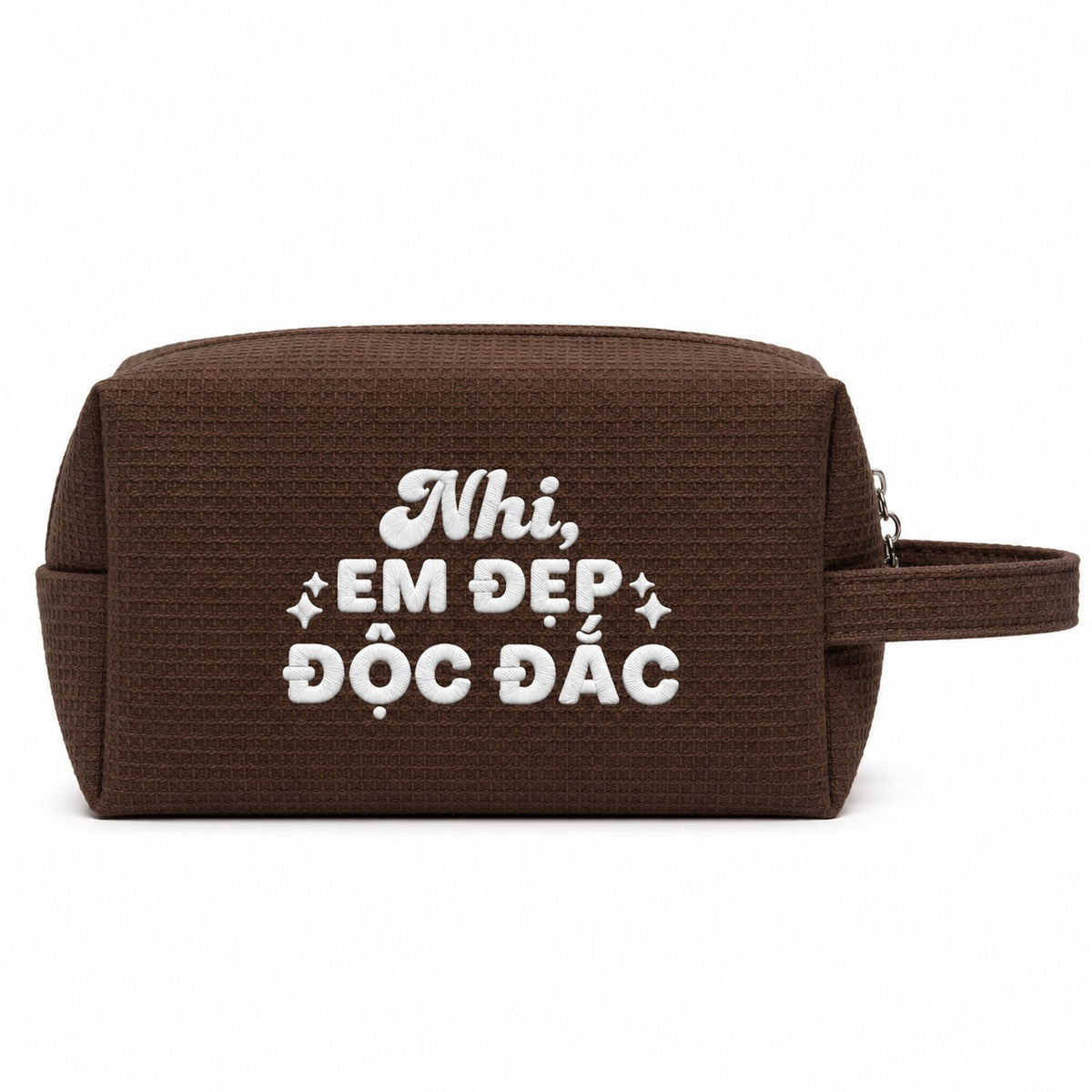 Waffle Pouch Small nâu đậm thêu tên và quote Em Đẹp Độc Đắc chỉ trắng – Dear eM