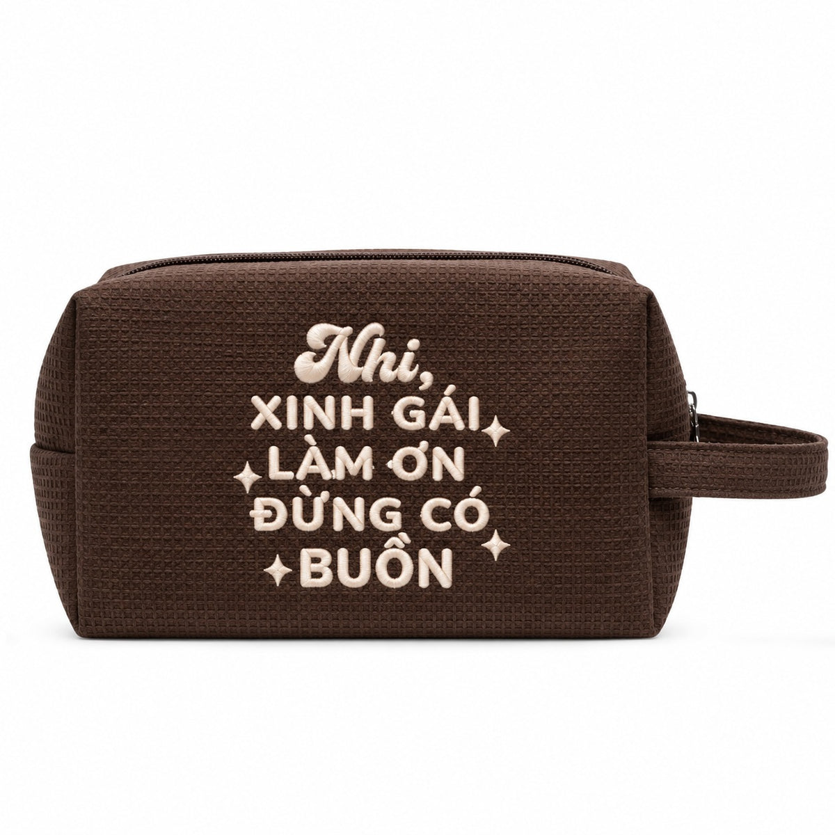 Waffle Pouch Small nâu đậm thêu quote Xinh Gái Làm Ơn Đừng Có Buồn kèm tên – Dear eM