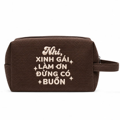 Waffle Pouch Small nâu đậm thêu quote Xinh Gái Làm Ơn Đừng Có Buồn kèm tên – Dear eM