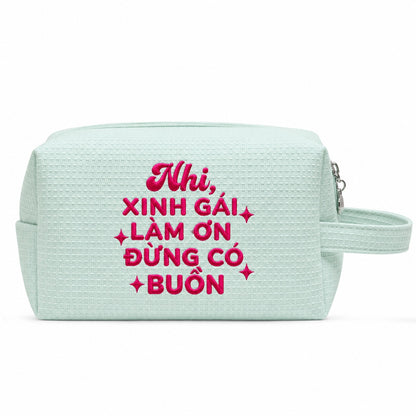 Waffle Pouch Small xanh mint thêu quote Xinh Gái Làm Ơn Đừng Có Buồn kèm tên – Dear eM