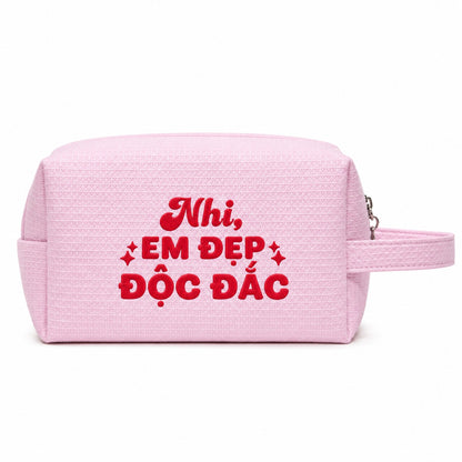 Waffle Pouch Small hồng sáng thêu tên và quote Em Đẹp Độc Đắc chỉ đỏ – Dear eM