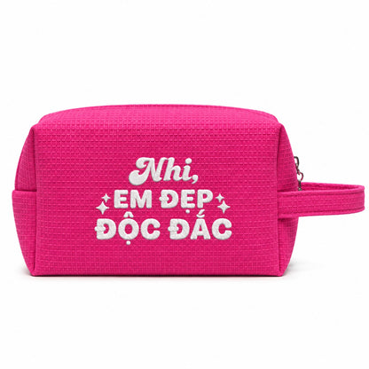 Waffle Pouch Small hồng đậm thêu tên và quote Em Đẹp Độc Đắc chỉ trắng – Dear eM