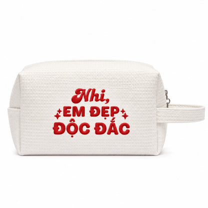 Waffle Pouch Small trắng thêu tên và quote Em Đẹp Độc Đắc chỉ đỏ – Dear eM