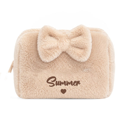 Furry Pouch có nơ nâu nhạt be thêu tên Summer + tim (ảnh minh hoạ) - Dear eM