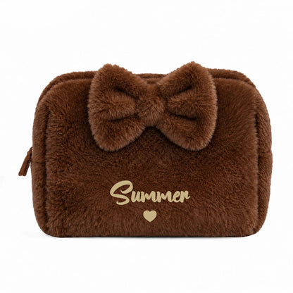 Furry Pouch có nơ nâu đậm thêu tên Summer + tim (ảnh minh hoạ) - Dear eM