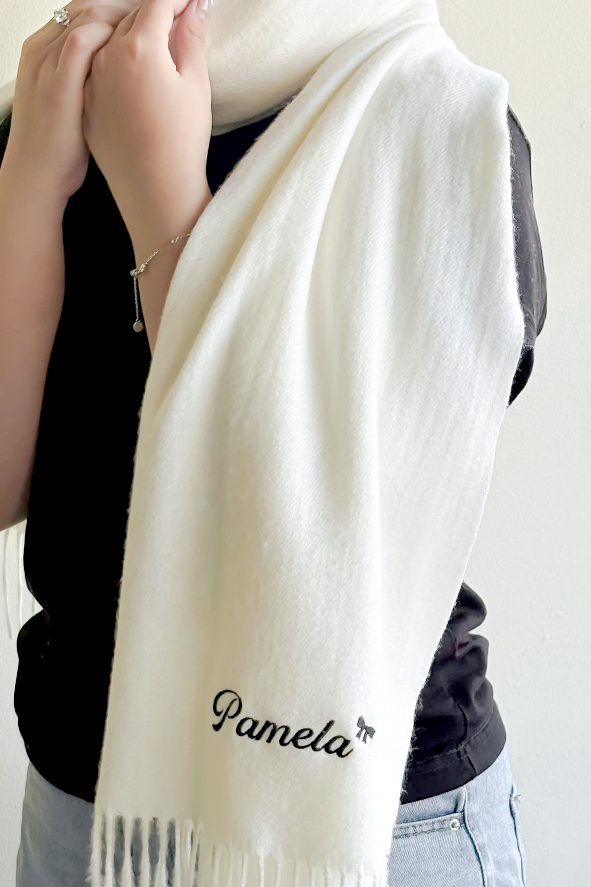 Khăn choàng trắng thêu tên Pamela khi quàng – lifestyle - Dear eM