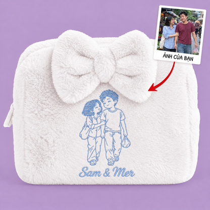 Furry Pouch có nơ trắng gạo thêu ảnh chân dung vẽ tay và tên – Dear eM