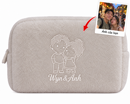 Furry Pouch không nơ xám lông chuột thêu ảnh cặp đôi chỉ trắng (ảnh mẫu) – Dear eM