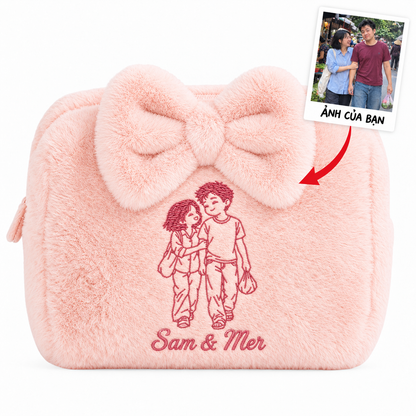 Furry Pouch có nơ hồng đậm thêu ảnh chân dung vẽ tay và tên – Dear eM