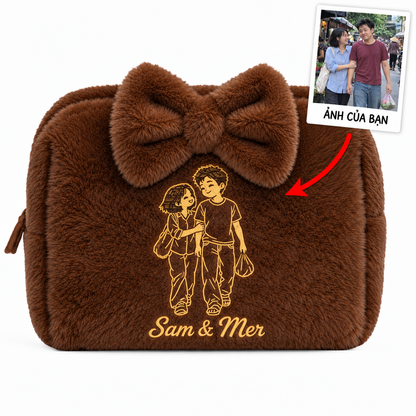 Furry Pouch có nơ nâu đậm thêu ảnh chân dung vẽ tay và tên – Dear eM