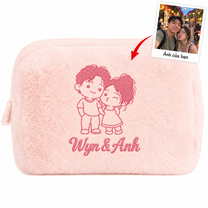 Furry Pouch không nơ hồng nhạt thêu ảnh chân dung vẽ tay và tên – Dear eM