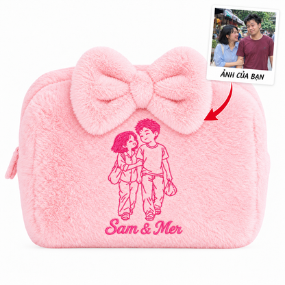 Furry Pouch có nơ hồng nhạt thêu ảnh chân dung vẽ tay và tên – Dear eM