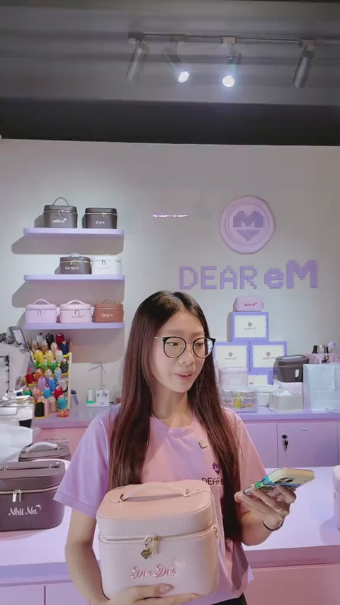 Túi Vanity Case thêu tên Dear eM – vừa vali du lịch