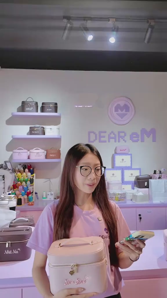 Túi Vanity Case thêu tên Dear eM – vừa vali du lịch